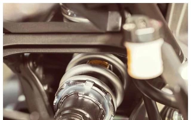 雅马哈xsr900和杜卡迪自游800,雅马哈xsr900复古仿赛首次亮相