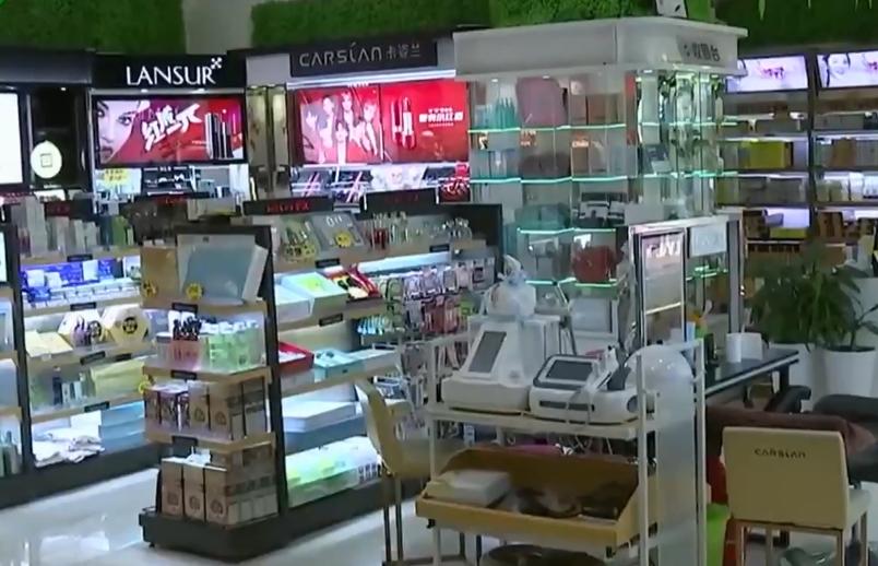 服装导购隔壁点痣，付完150直接注射液体！女子怒：不闭眼就被搞瞎