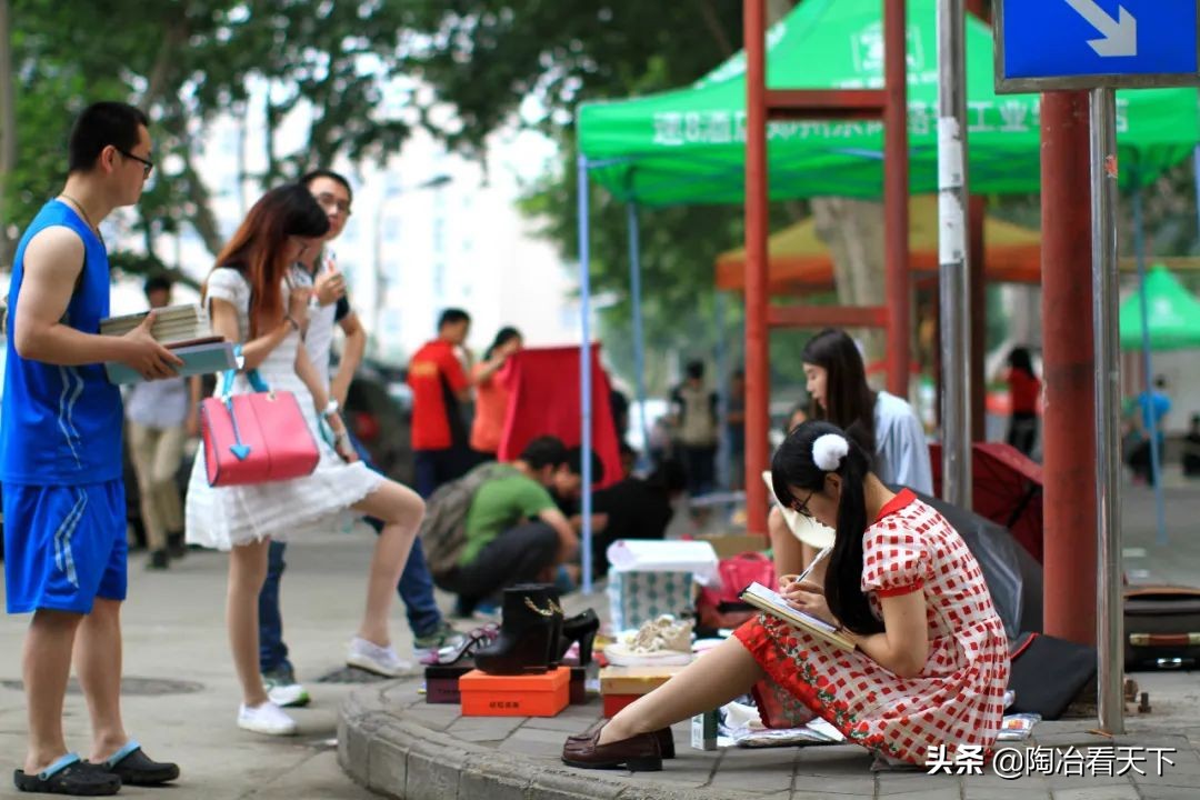 今年大学的毕业地摊秀，全搬到闲鱼上了？