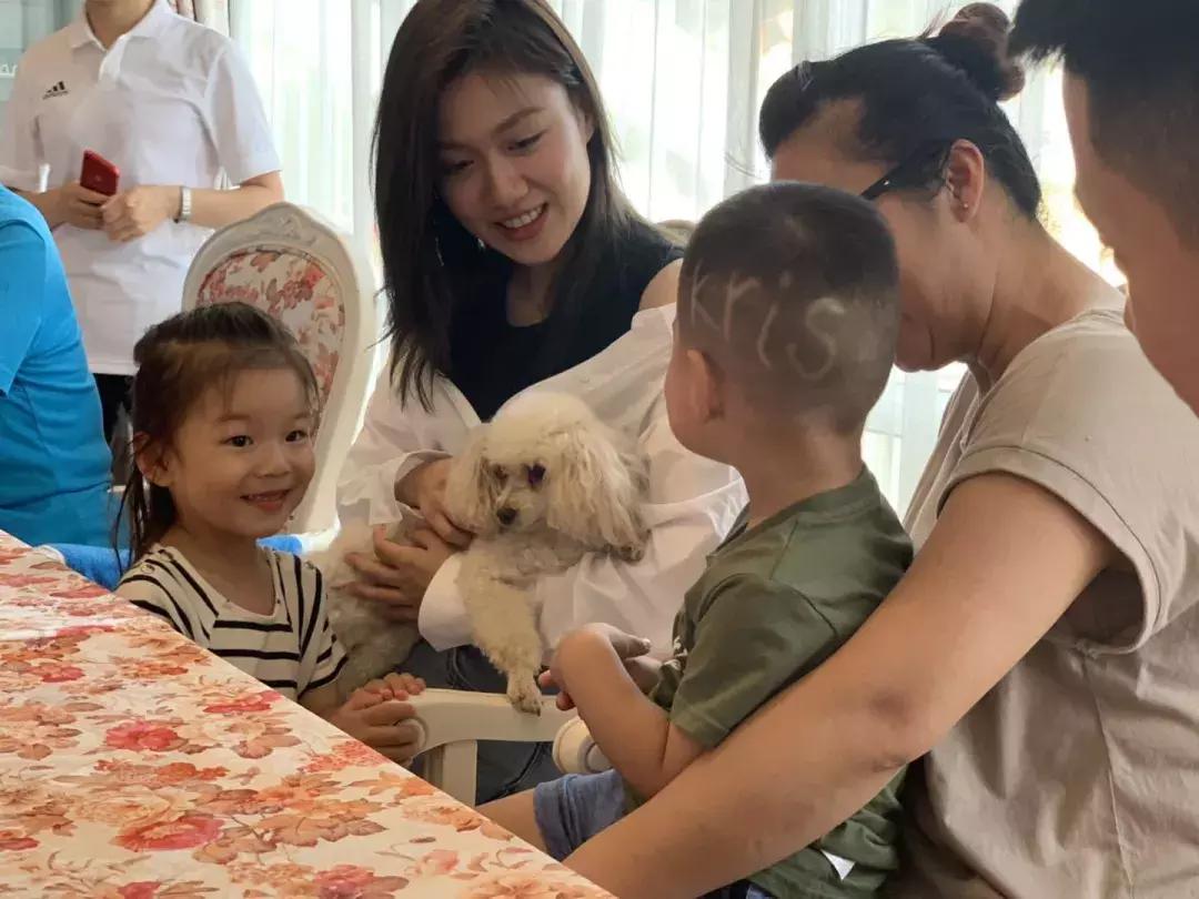 武磊从西班牙回来看望徐根宝视频,武磊回崇明基地看望恩师徐根宝