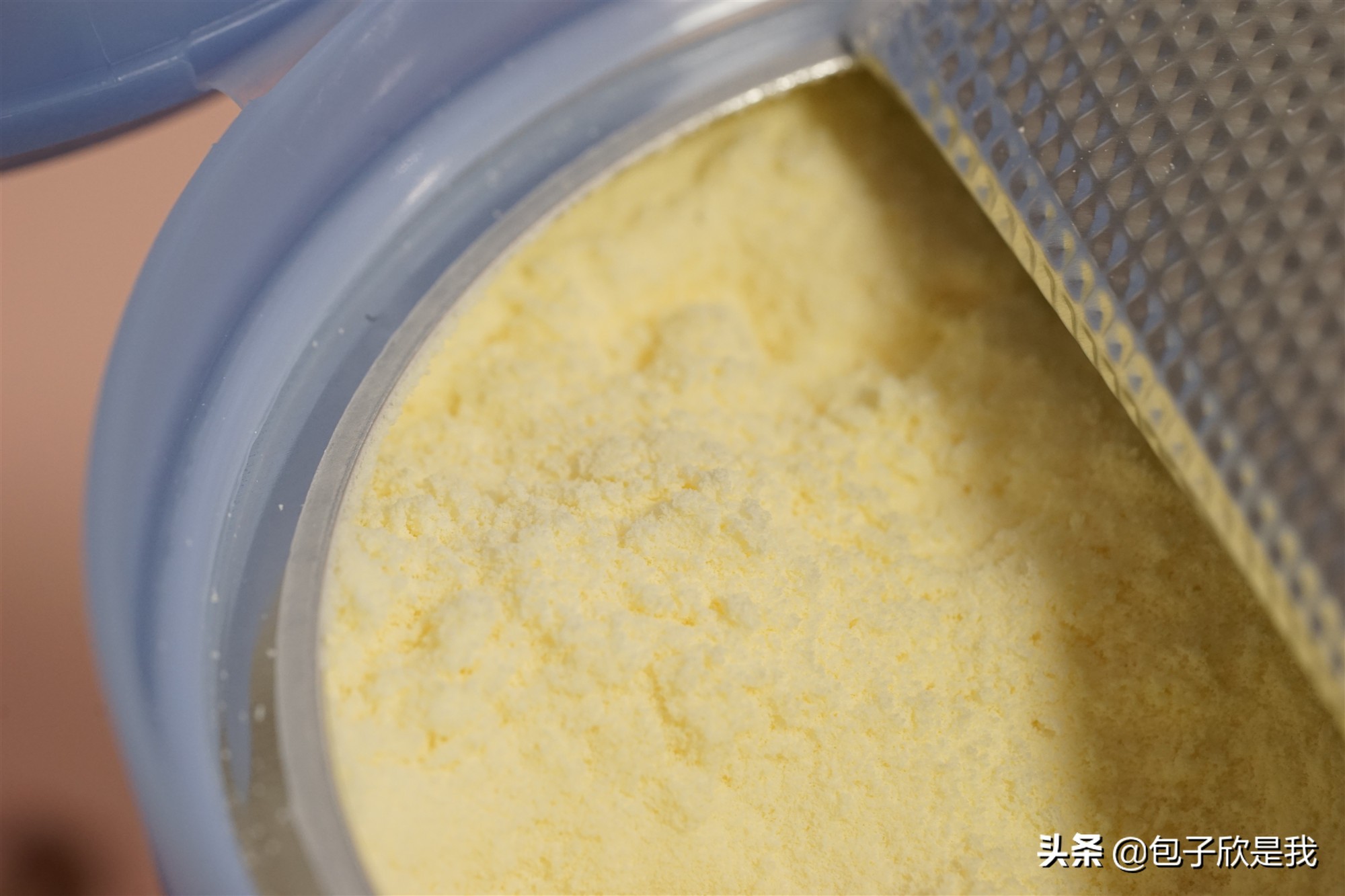 冲奶粉起坨是水温太低还是太高,冲奶粉怎么做到气泡少