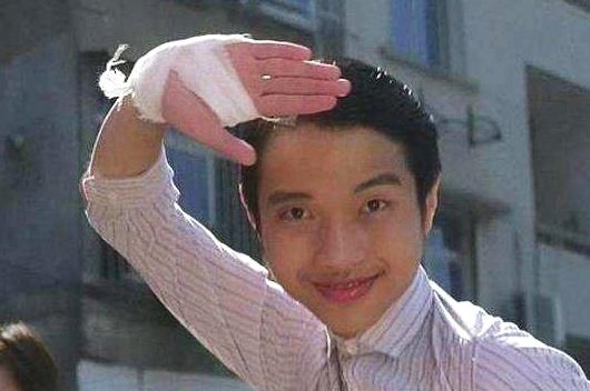 38岁股沟男一露成名，身价上亿被星爷称天才，今发福变呆萌大叔