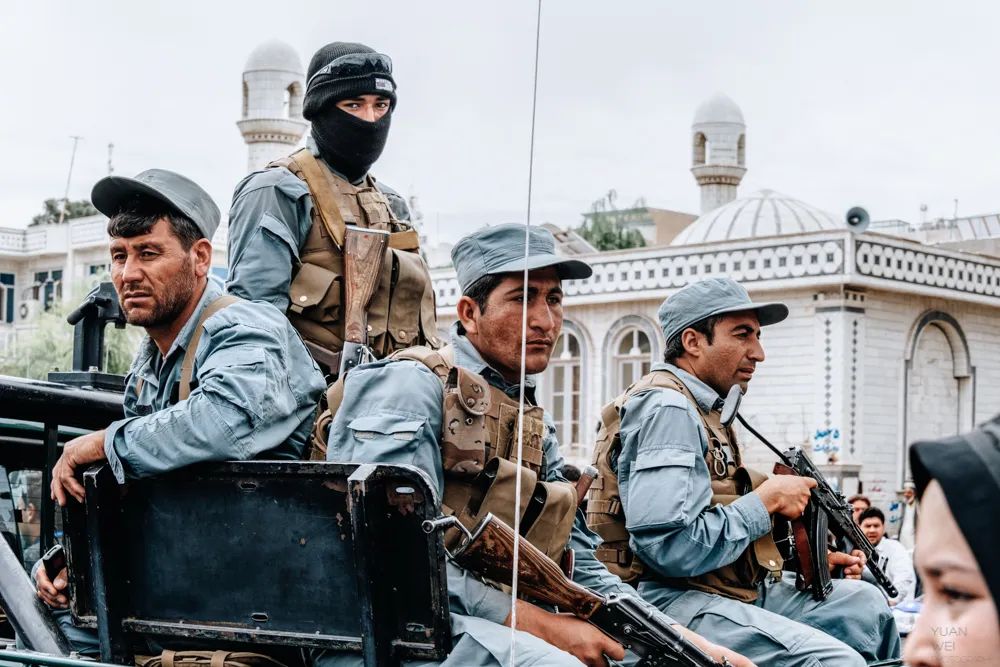 罩袍下的阿富汗,罩袍阿富汗