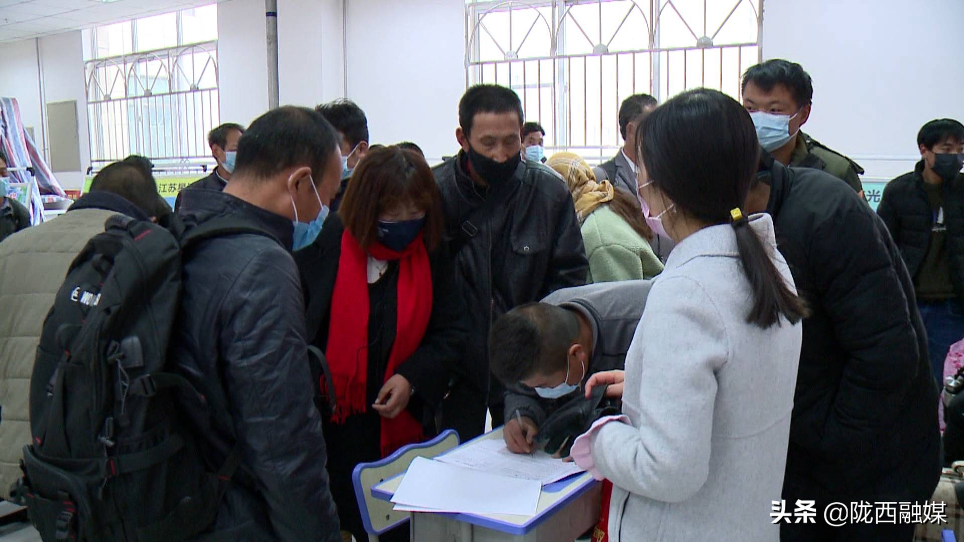 新闻特写春运路上温暖同行,新闻特写最暖心的视频