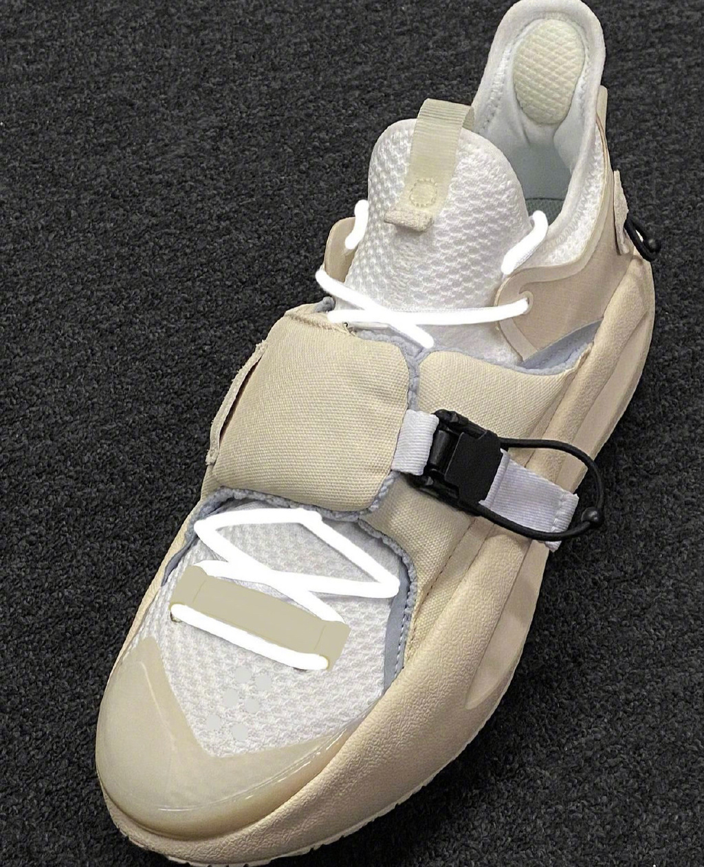 时装周新品拖鞋太帅了!外形惊喜,中底全掌䨻,这是李宁永远的神