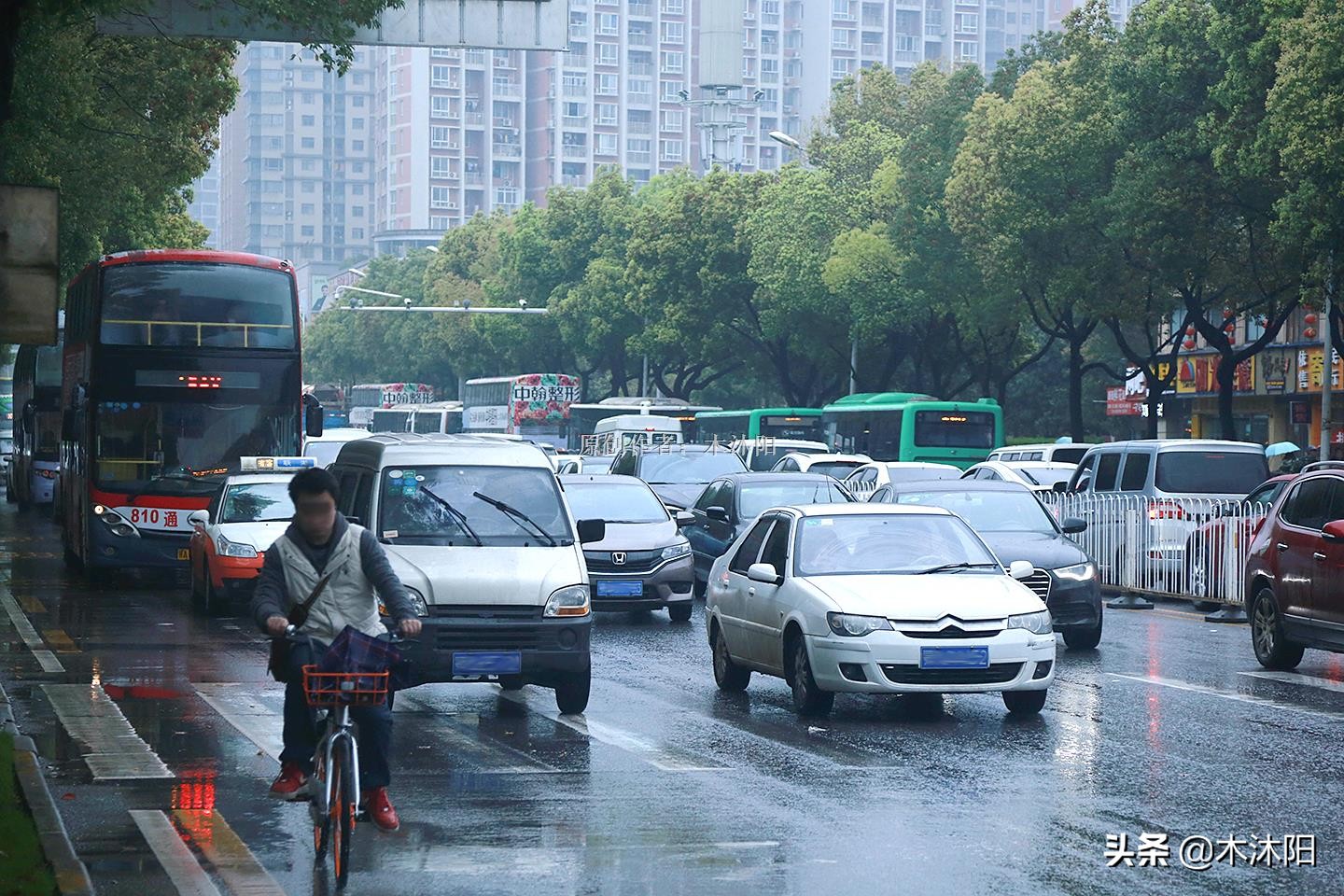 雨天车内出现渗水怎么办?清理排水孔很重要,自己动手能省不少钱