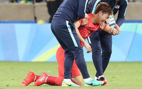 孙兴慜被红牌罚下视频,孙兴慜蹬踏对手被红牌罚下