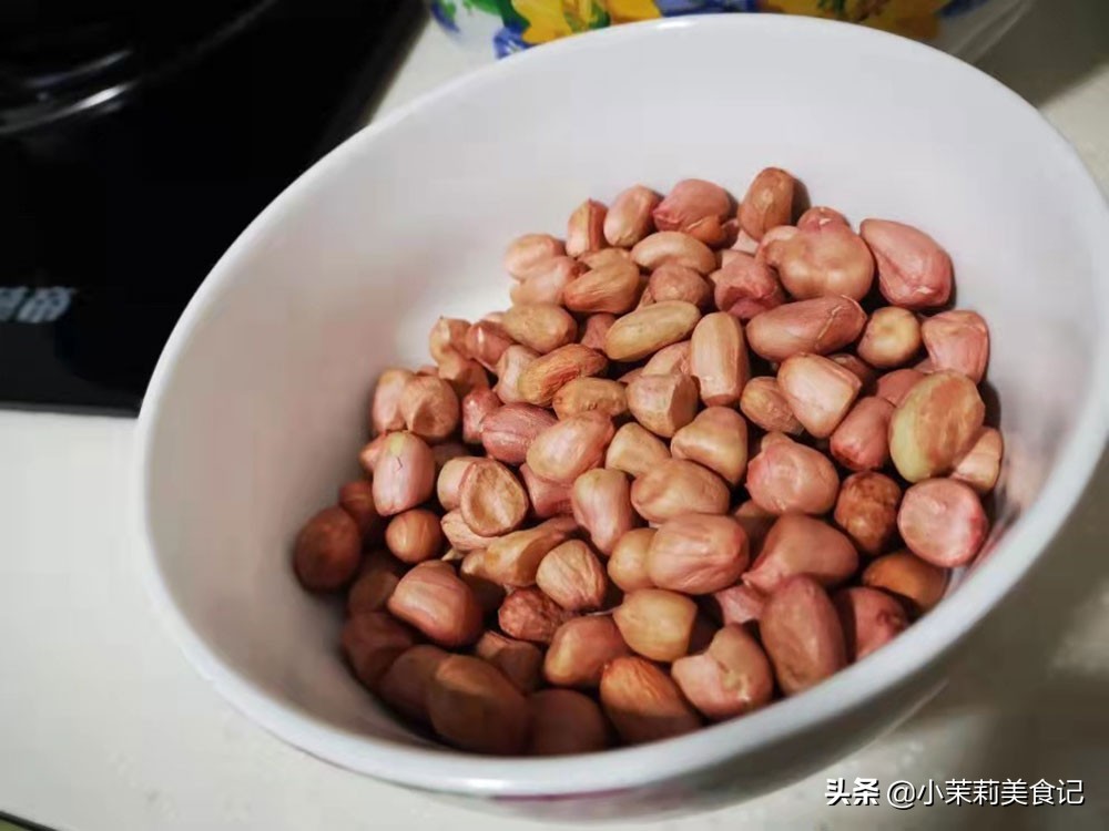 炸花生米是凉了放盐还是趁热放盐,炸花生米放凉了还不脆