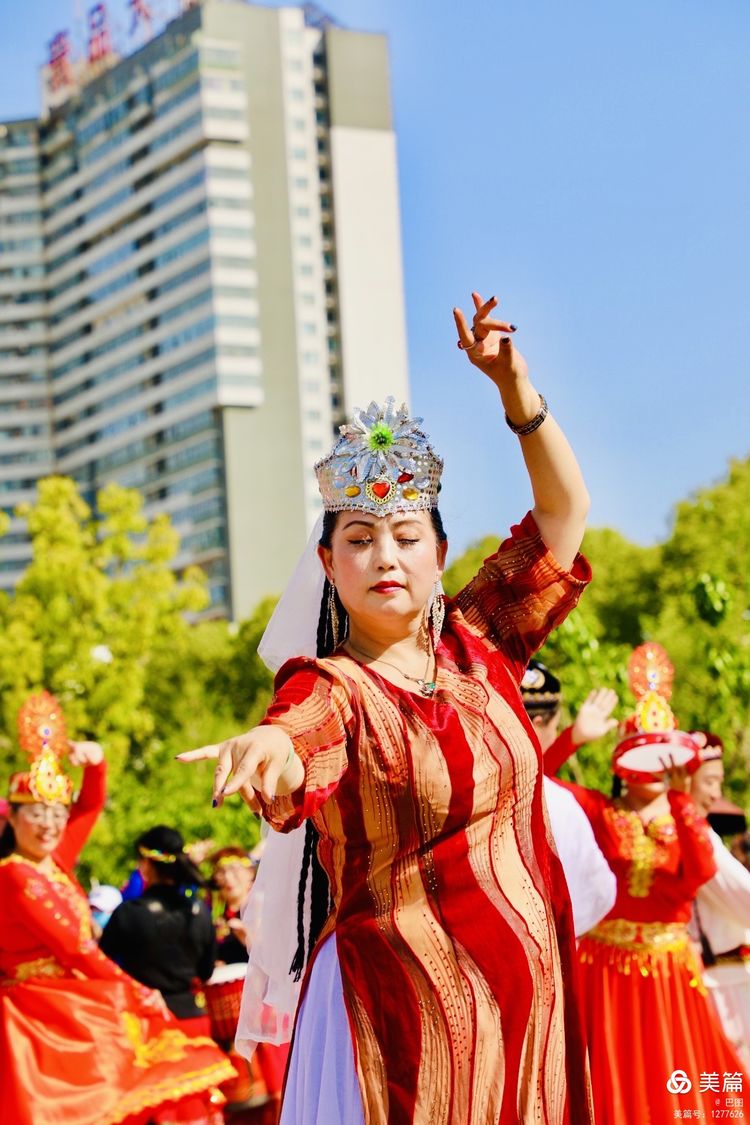 洛阳牡丹广场：*疆新**舞大联欢