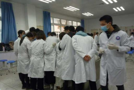 毕业多年后才发现，“师范生”和“医学生”的差距，简直云泥之别