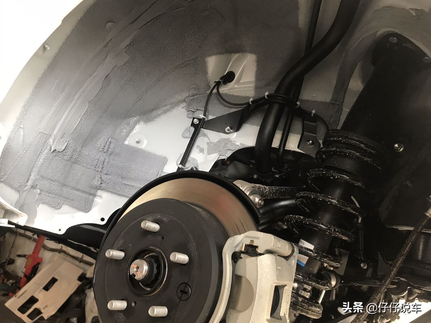 吉利帝豪新车自带底盘装甲吗,新车装底盘装甲多少钱手工费