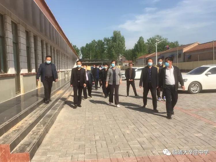 临清市大辛庄小学校长和幼儿园园长参观大辛庄中学疫情防控情况