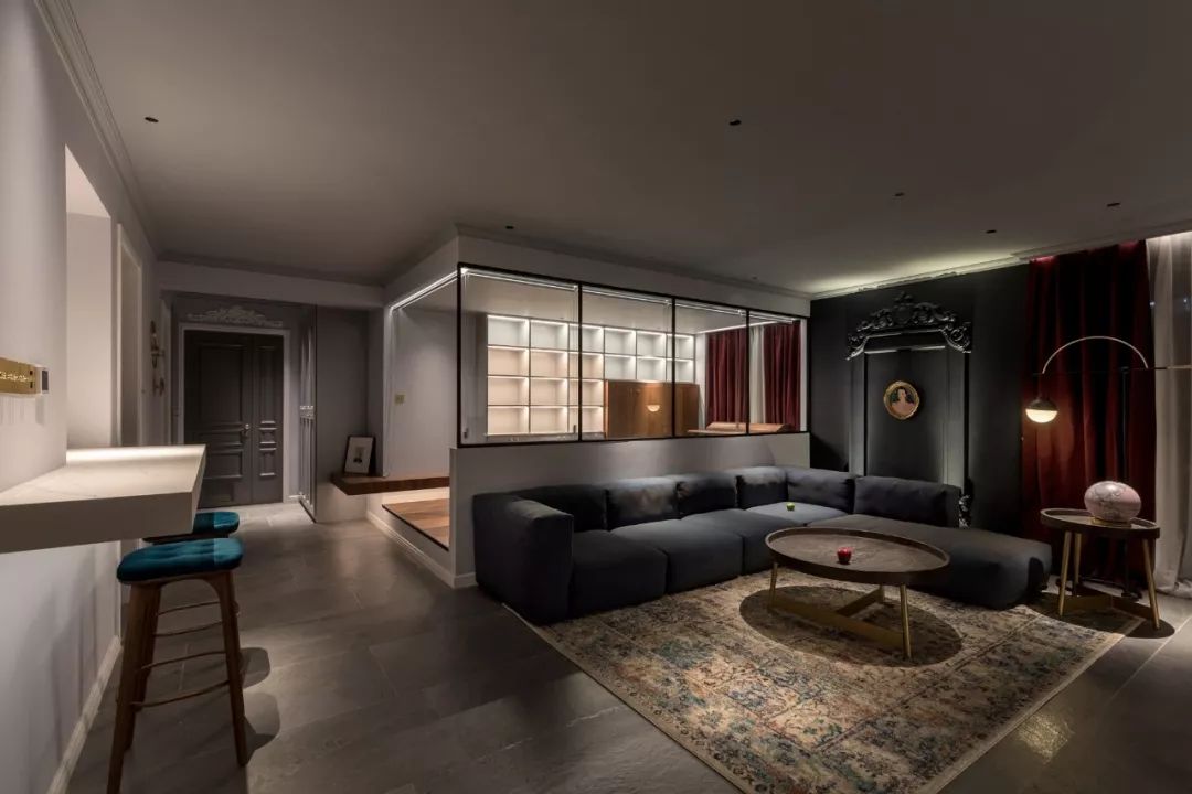 28岁成都女孩180㎡豪宅爆红！砸100W做1室3个衣帽间：壕无人性