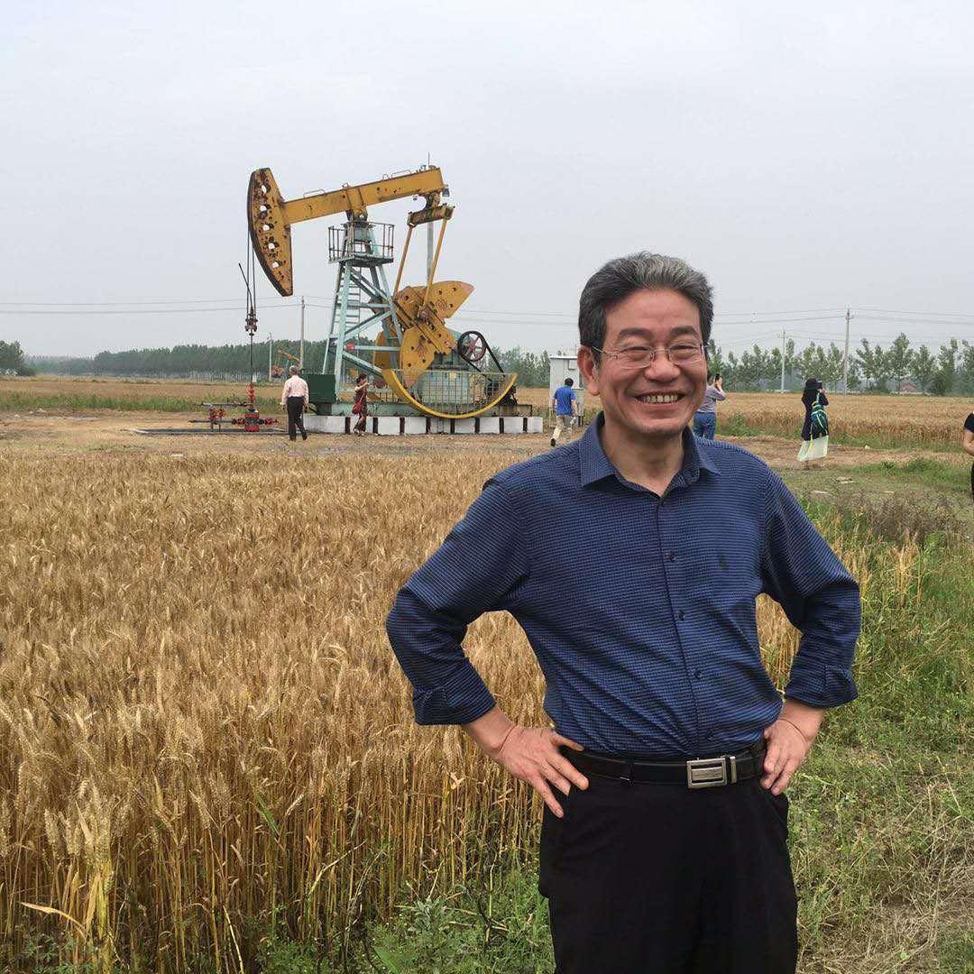 野草诗社理事会向全体诗友和关心、支持诗社的社会各界朋友拜年！