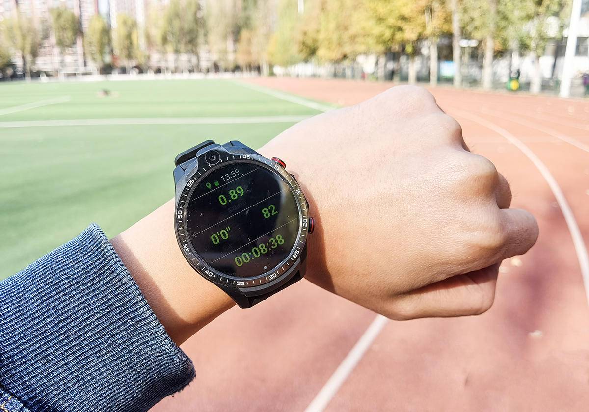 64G+双摄+全网通，是手机还是智能手表：Jeep黑骑士评测