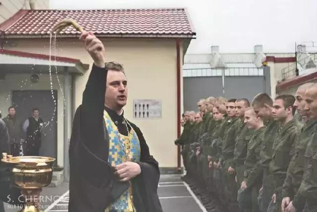 奇葩！5.7米的高粱引村民烧香祭拜，各国军营里迷信有哪些？