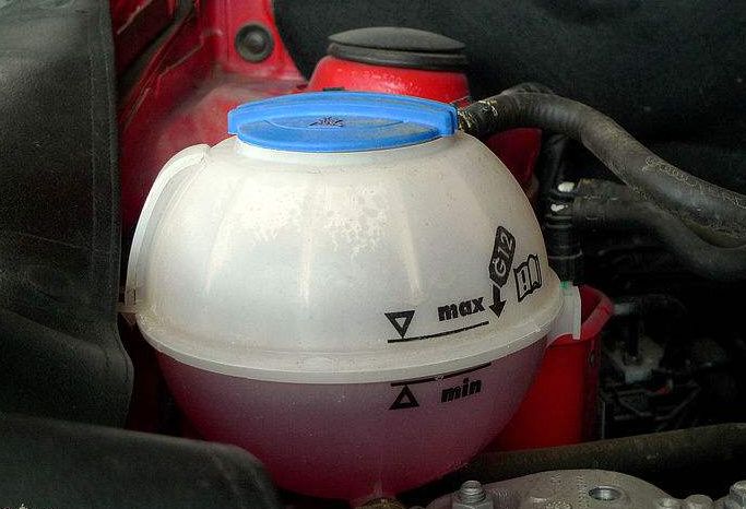 车没有防冻液可以加矿泉水吗,车上防冻液没了会怎么样