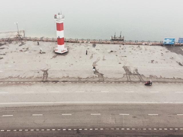 这里虽然风景如画人们生活的却很凄惨没日没夜的追着大船讨生活