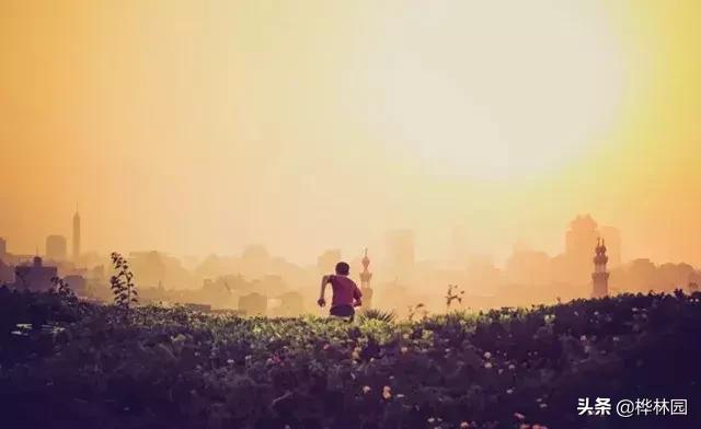 用零花钱给非洲挖了1000多口井，只因孩子眼泪，是那里最干净的水