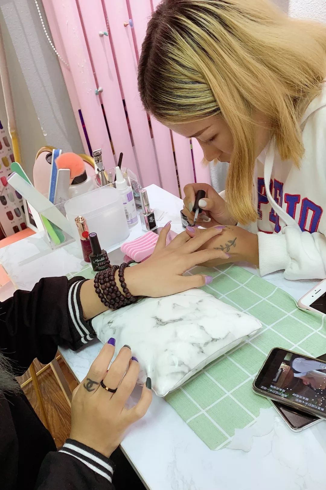 美甲店真的那么容易开么,普通美甲店一个月可以赚多少钱