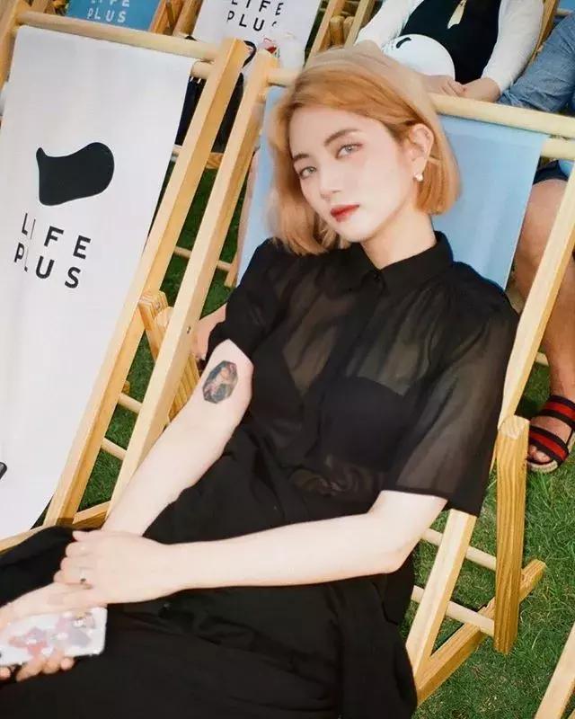 胸大穿衣服特别显胖不上镜,胸大穿衣服怎么不显大