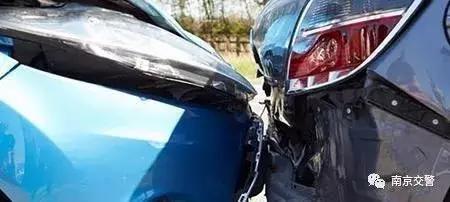 开车撞车小事故全责怎么赔偿,小车祸对方全责怎么处理