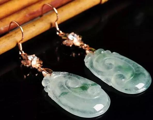 属龙佩戴翡翠如意吊坠,戴翡翠如意吊坠有什么讲究吗