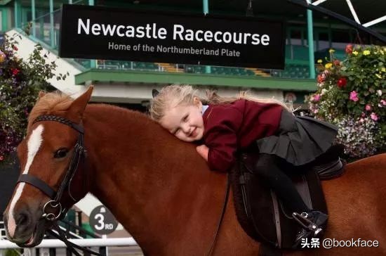 13岁无臂女孩成最酷“美妆博主”:不惧命运的人太酷了