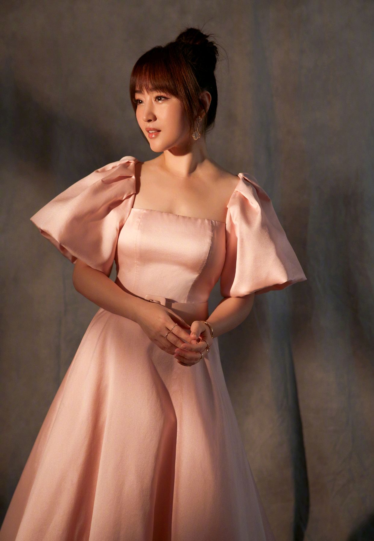 49岁的杨钰莹很有气质,杨钰莹一袭黄色连衣裙优雅温柔