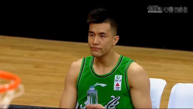 郭艾伦被裁判抱怨,赵睿对郭艾伦的抢断