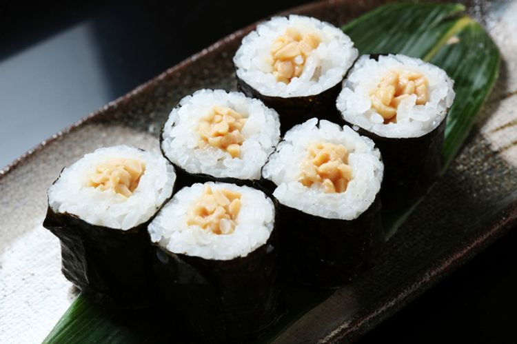 便利店的饭团怎么完整的取下来,便利店的那种饭团包装怎么打开