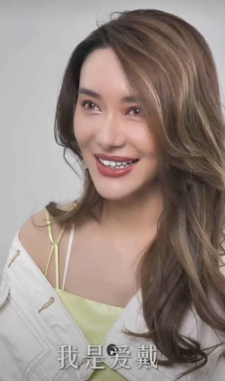 歌手爱戴写真集,42岁歌手爱戴年轻照