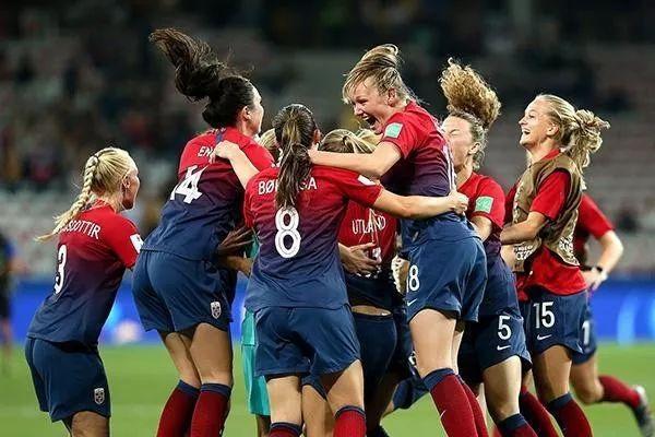 足球薪资和身价,足球年薪和身价的区别