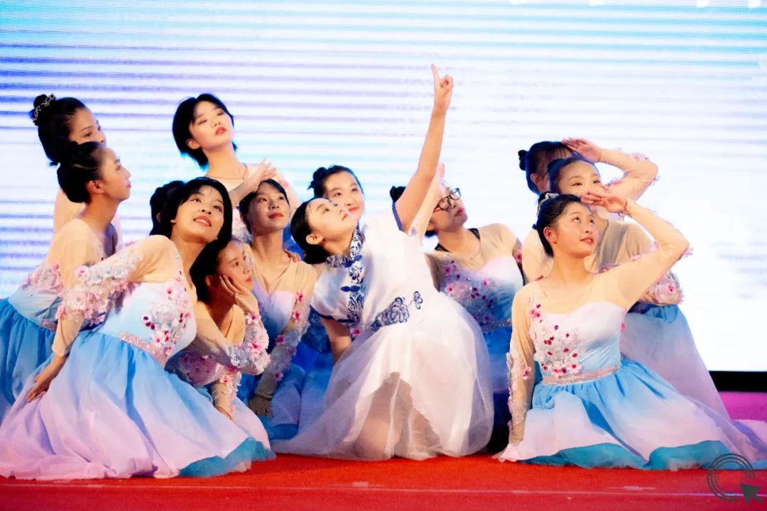 白塔中学2019年庆祝视频,白塔中学表彰大会