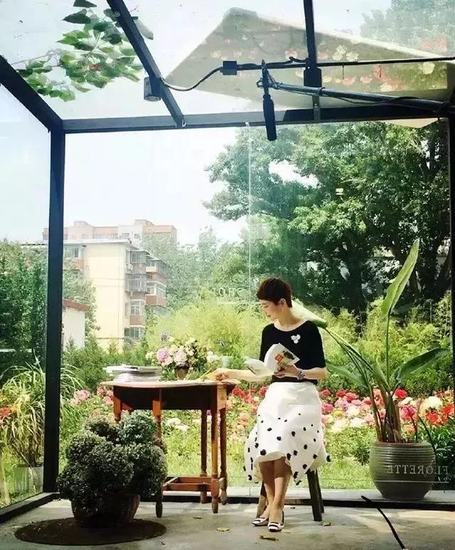 这家破厂房改造的花店，这是北京最美的小花店，明星都来拍照