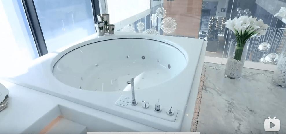 迪拜男子奋斗十年买下劳斯莱斯,迪拜小伙卖掉劳斯莱斯买法拉利