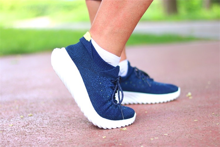 穿袜子是一种什么体验,穿袜套的鞋