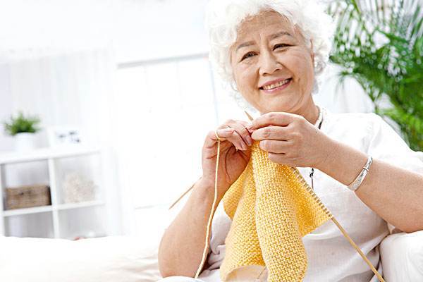 毛衣袖口或领口时间长了失去弹性变形，有什么办法让它恢复弹性？