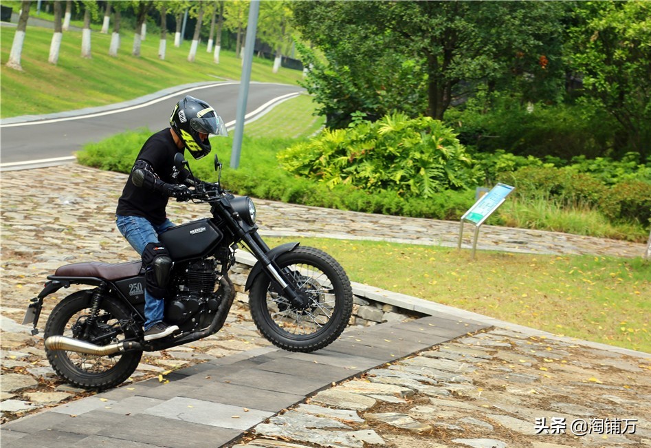 英伦复古机车250cc,望江布雷斯通150复古摩托车带abs吗