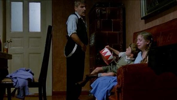 《铁皮鼓》3岁男孩撞破母亲婚外情，撕开成人界的“不伦”与虚伪