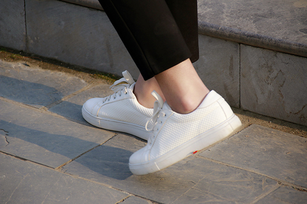 上下楼梯走路膝盖疼咋回事,上下楼梯时膝盖总是响是怎么了