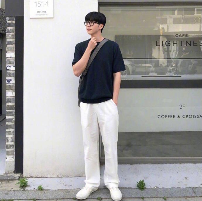 偏瘦的男生夏天怎么穿搭才好看,太瘦的男生怎么穿搭好看
