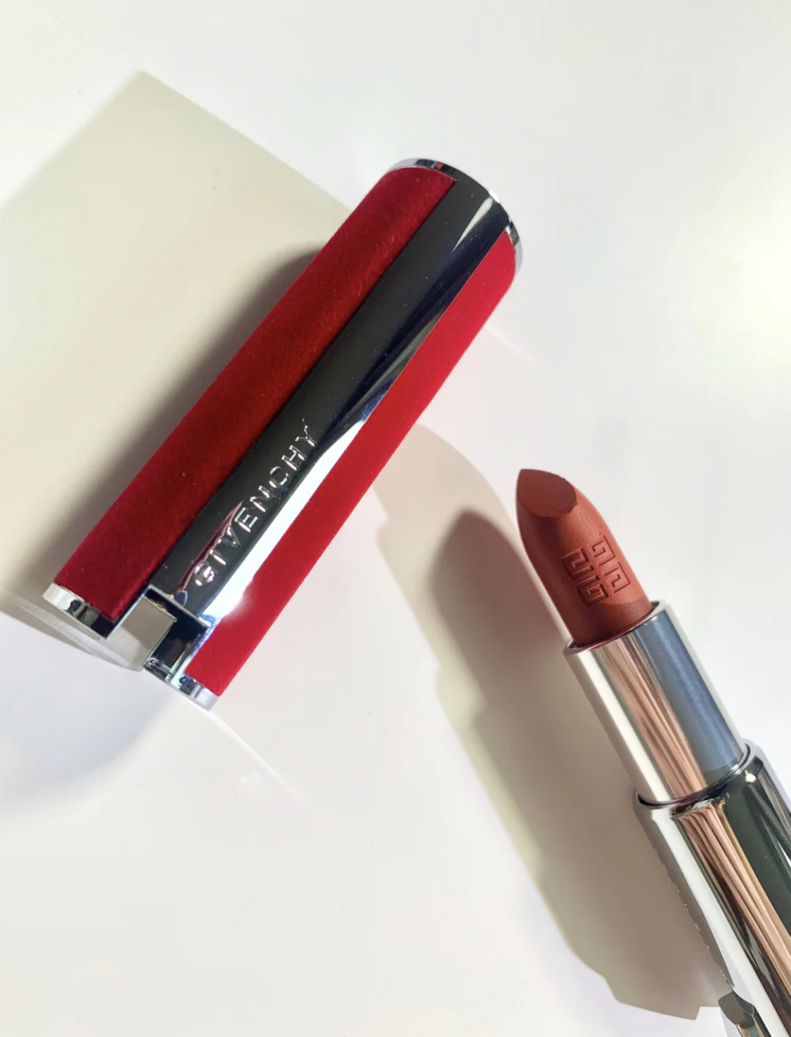 女人应该拥有的六支口红色号,什么色号口红显气质