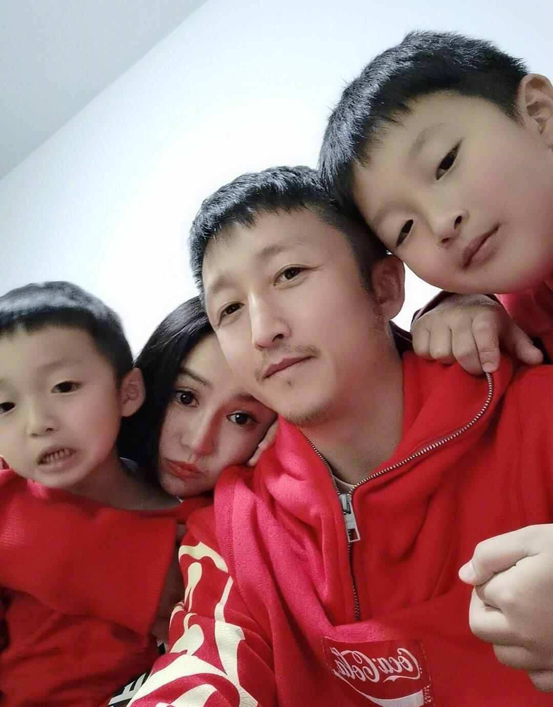 冉莹颖与两个儿子合照,冉莹颖晒与老公拥抱照