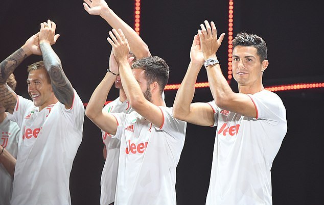 c罗转会尤文迪巴拉踢什么位置,c罗迪巴拉尤文新球衣图片