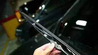 雨刮器刮不干净老是跳怎么办,雨刮器刮玻璃异响解决方法