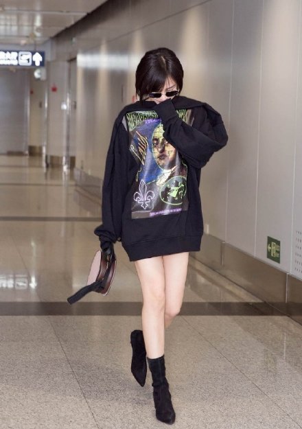 马思纯剧里同款发型,马思纯卷发造型配粉红裙