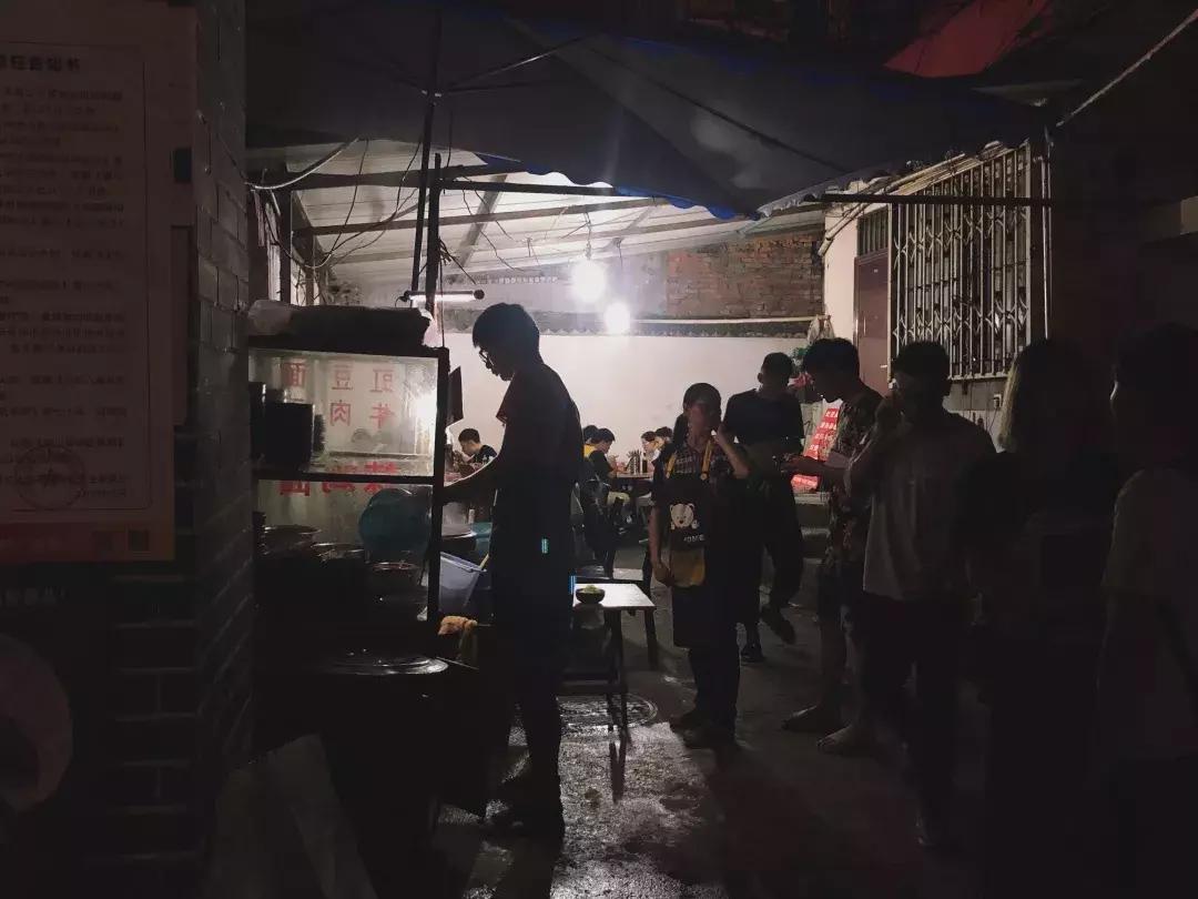 成体,一所靠“抓小偷”牢牢锁死热搜的学校