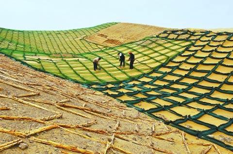 中国沙漠修公路发现一个村,中国花50亿买下沙漠在哪里