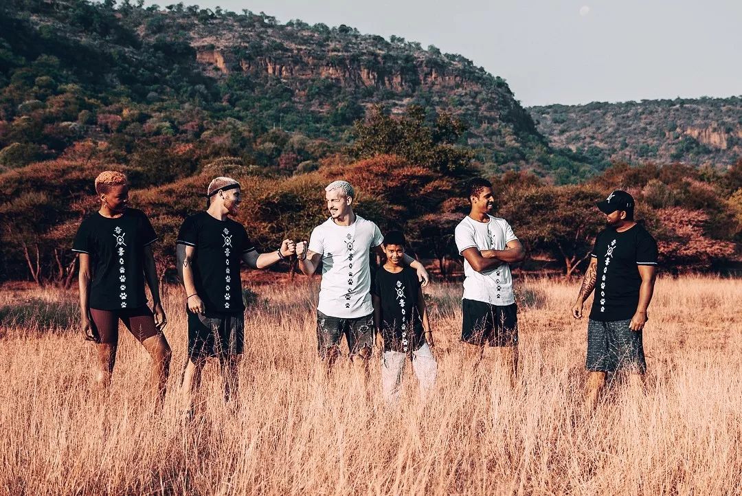 放弃百万年薪，去非洲撸猫？长腿版小李子引63w人舔屏：看我看我